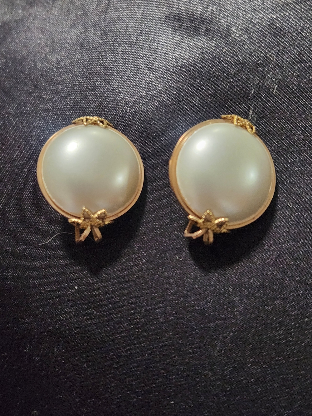 ​Vintage Faux Pearl Cabochon Clip On Earrings Gold Tone Filigree Accent